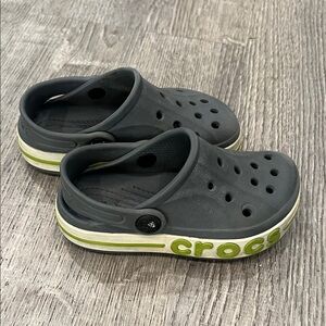 CROCS Kids Classic Clog in Charcoal with Lime Accent size toddler 8